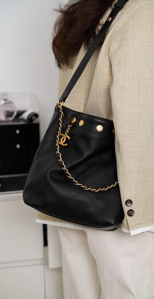 香奈儿 25P 金属硬件 抛光小羊皮 水桶包斜挎单肩包 （LZ） 商品图3