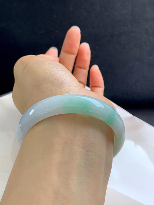 620590，58.2圈口，细糯化飘绿正圈平安镯，水头好，底子细腻 商品图5