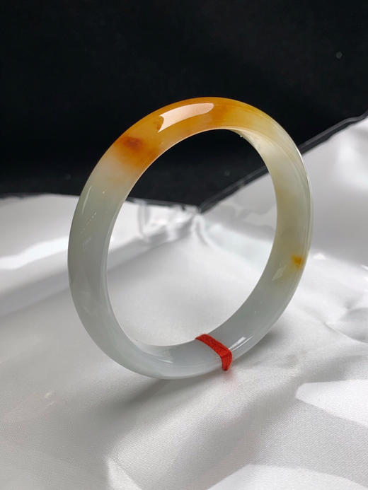 620591，54.6圈口，糯化飘黄翡正圈平安镯，黄翡部位底子化冰，种水好，窄条秀气条形 商品图1