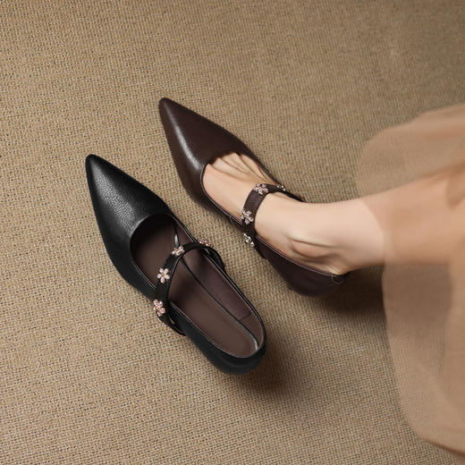 【预售5天】柔软羊皮尖头猫跟单鞋女法式复古花朵浅口玛丽珍鞋一字扣高跟鞋JLY&18-736 商品图1