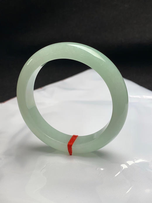 620593，54.8圈口，细糯化葡萄肉正圈平安镯，清爽晴绿底色，水润干净 商品图2