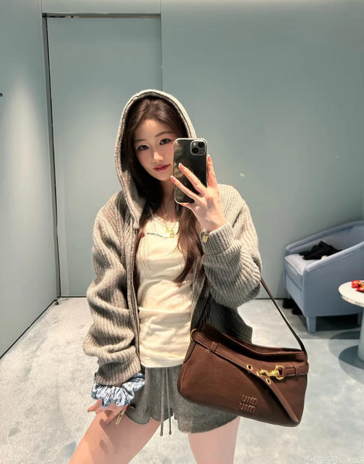 缪缪 手提包黑色石楠木两色大小号可选（LZ） 商品图9