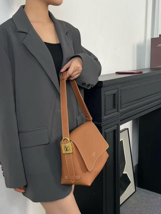 驴家LV Low Key messenger 复古金色五金件皮革饰边 小牛皮 腋下包手提单肩包 (JPH) 商品图7