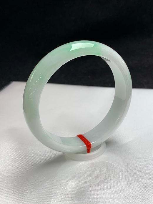 620587，59圈口，细糯飘绿正圈平安镯，白底飘绿，细腻有水头 商品图1