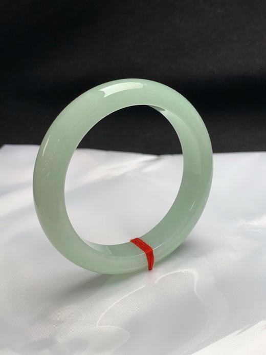 620593，54.8圈口，细糯化葡萄肉正圈平安镯，清爽晴绿底色，水润干净 商品图1