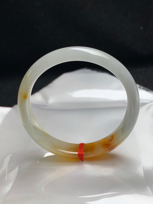 620591，54.6圈口，糯化飘黄翡正圈平安镯，黄翡部位底子化冰，种水好，窄条秀气条形 商品图3