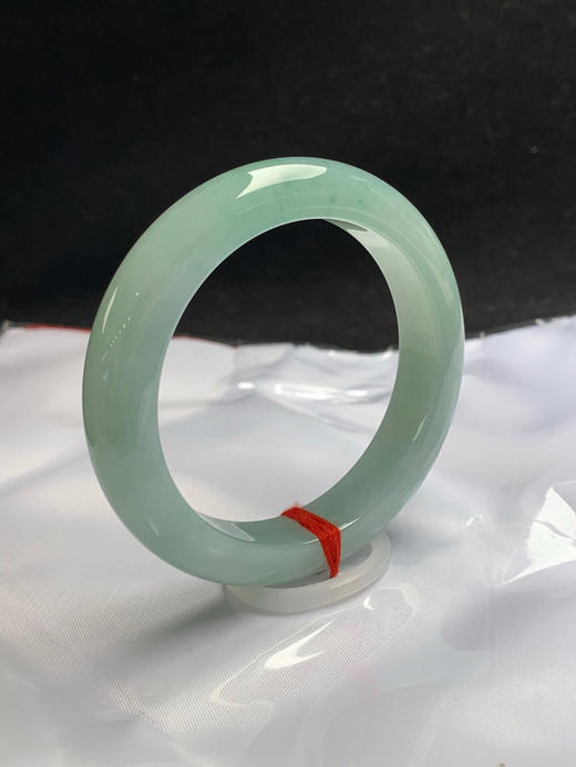 620584，54.5圈口，糯化晴底飘花正圈平安镯，清水底色，底色清爽，飘淡花 商品图1