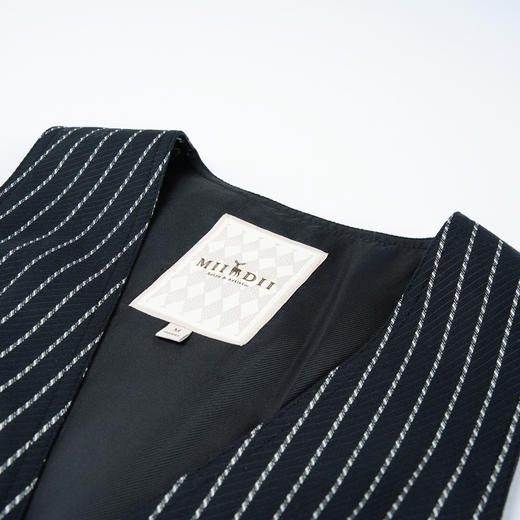 谜底无领西装马甲女2025秋新款复古风通勤条纹修身马夹257MM7722 商品图3