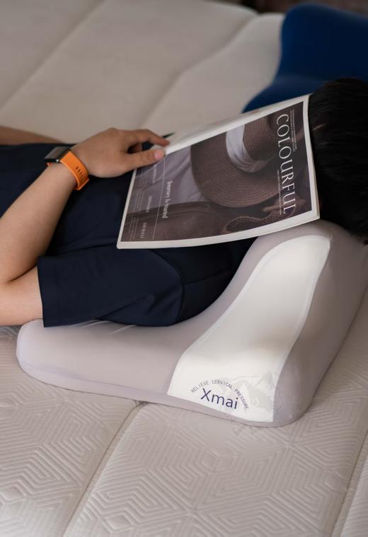 趴趴枕 科学哄手机神器❗️  【Xmai·四合一趴趴枕】  ✅科学设计：135° 反向拉伸，分区支撑，下巴、手臂、胸部精准承托  ✅慢回弹黑科技：高密度记忆棉，压力秒弹释，持久承托不塌陷 商品图3