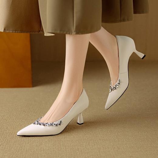 【预售5天】秋季新款法式V口尖头水钻气质高跟绝美浅口单鞋DB&M6522 商品图3