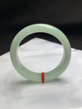 620593，54.8圈口，细糯化葡萄肉正圈平安镯，清爽晴绿底色，水润干净