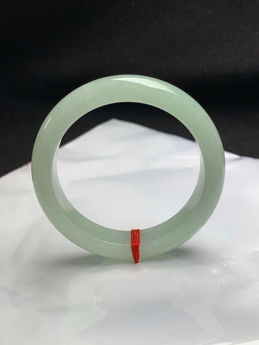 620593，54.8圈口，细糯化葡萄肉正圈平安镯，清爽晴绿底色，水润干净 商品图0