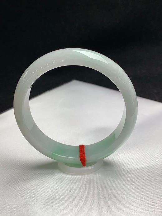 620587，59圈口，细糯飘绿正圈平安镯，白底飘绿，细腻有水头 商品图3