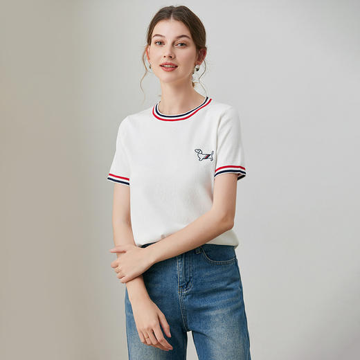 「自」全新升级【铂金会员109/天猫149/差价40】(94030)洛诗琳时尚减龄刺绣针织T恤2025宽松显瘦冰丝短袖上衣女 商品图2