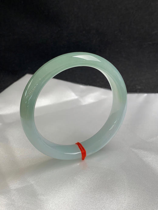 620583，56.5圈口，糯化油青半山半水正圈平安镯，底子非常胶润，种水好 商品图1