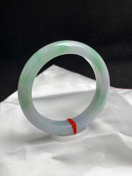 620588，56.5圈口，飘绿正圈平安镯，细糯有水，飘色多，底子细腻 商品图1