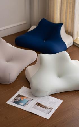 趴趴枕 科学哄手机神器❗️  【Xmai·四合一趴趴枕】  ✅科学设计：135° 反向拉伸，分区支撑，下巴、手臂、胸部精准承托  ✅慢回弹黑科技：高密度记忆棉，压力秒弹释，持久承托不塌陷