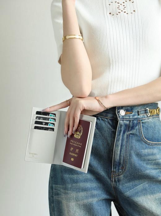 香奈儿经典护照夹 中球纹 奶灰色/淡金（LZ） 商品图4