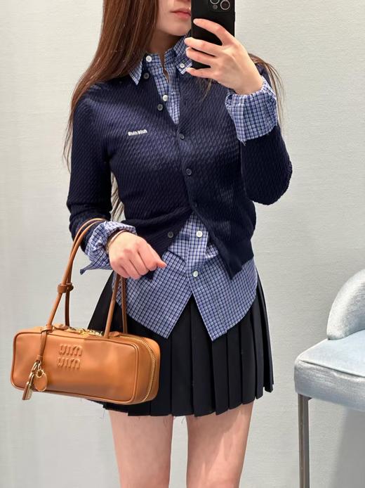 缪缪 Beau 正面压纹刻字徽标复古拉链开合 小牛皮 手提包 （LZ） 商品图4