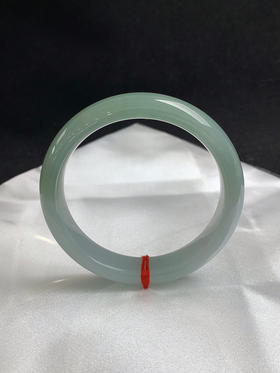 620583，56.5圈口，糯化油青半山半水正圈平安镯，底子非常胶润，种水好