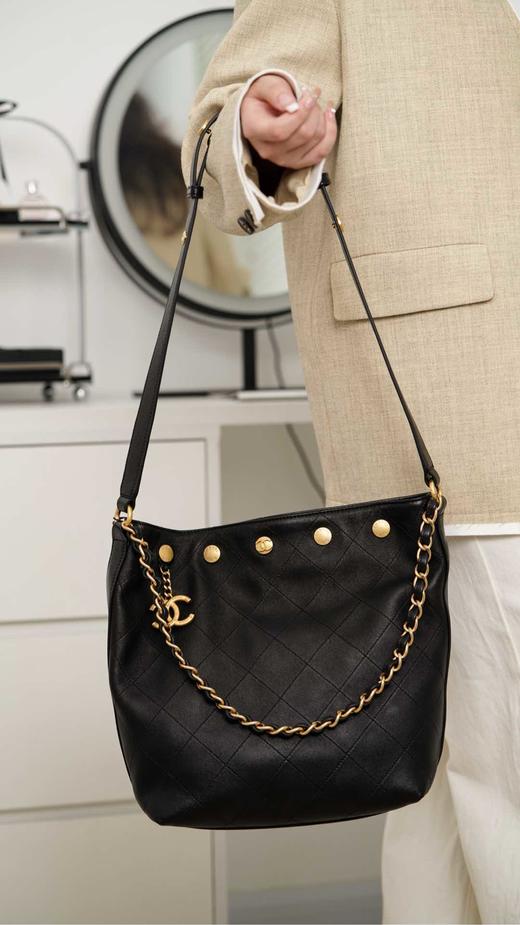 香奈儿 25P 金属硬件 抛光小羊皮 水桶包斜挎单肩包 （LZ） 商品图4