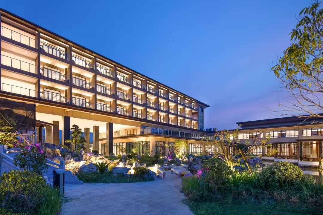 ★老友聚★￥488起/人-连住2晚【湖州石淙花海丽呈华廷酒店】，住高级双床房+2早4正+免费棋牌、乒乓球！还有健身房、游泳池！6人起订，门口就能赏花！有效期至2025年12月31日