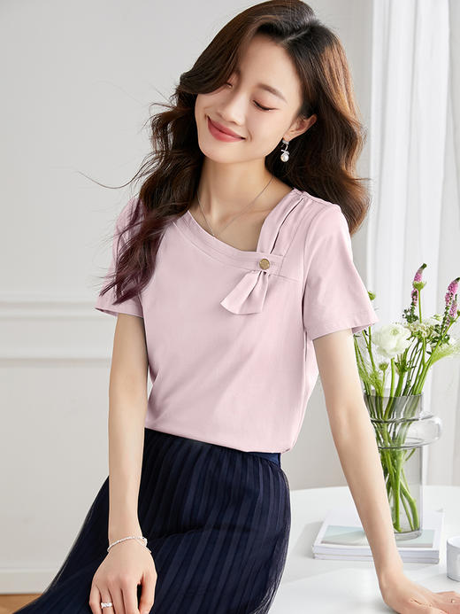 【专属特价】熙世界设计感斜V领T恤衫女短袖2025夏季新款百搭纯色透气凉感上衣 商品图4