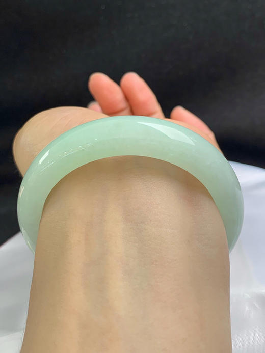 620593，54.8圈口，细糯化葡萄肉正圈平安镯，清爽晴绿底色，水润干净 商品图4