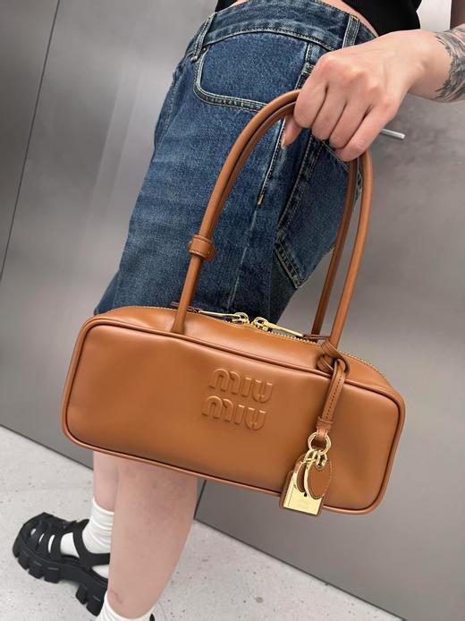 缪缪 Beau 正面压纹刻字徽标复古拉链开合 小牛皮 手提包 （LZ） 商品图1