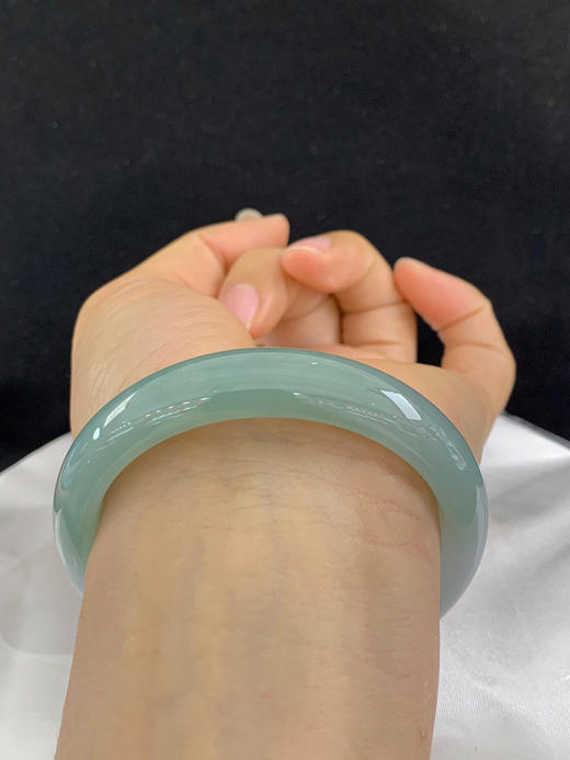 620583，56.5圈口，糯化油青半山半水正圈平安镯，底子非常胶润，种水好 商品图4