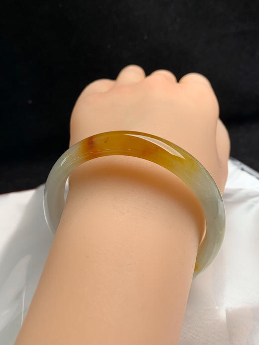 620591，54.6圈口，糯化飘黄翡正圈平安镯，黄翡部位底子化冰，种水好，窄条秀气条形 商品图5