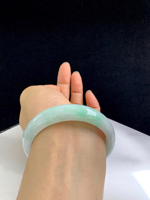 620587，59圈口，细糯飘绿正圈平安镯，白底飘绿，细腻有水头 商品图5