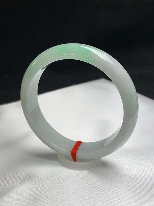 620587，59圈口，细糯飘绿正圈平安镯，白底飘绿，细腻有水头 商品图2