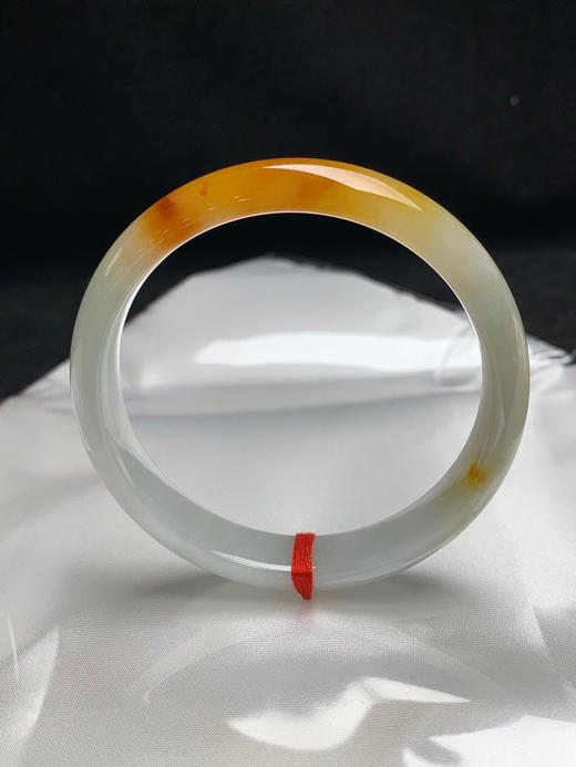 620591，54.6圈口，糯化飘黄翡正圈平安镯，黄翡部位底子化冰，种水好，窄条秀气条形 商品图0