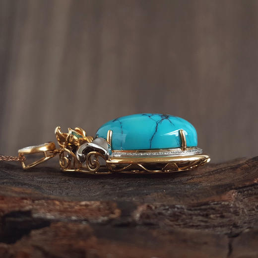 【天然正品】AU750收藏级双色金镶钻镶天然原矿高瓷高蓝铁线绿松石吊坠项链47.5*26.2*14.0MM（皆取最大值）链长：45CM（长度可调节）女性现售价：8380！030725TJ11 商品图8