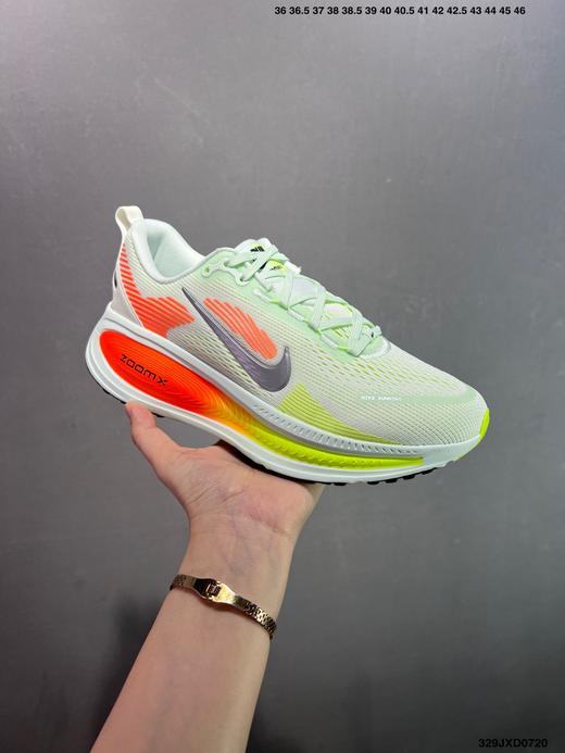 点此购买 耐克Air Zoom Vomero 18登月18代涡轮增压男女款全掌气垫运动鞋 98 324884 商品图12