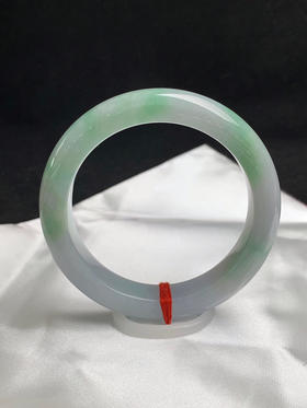 620588，56.5圈口，飘绿正圈平安镯，细糯有水，飘色多，底子细腻