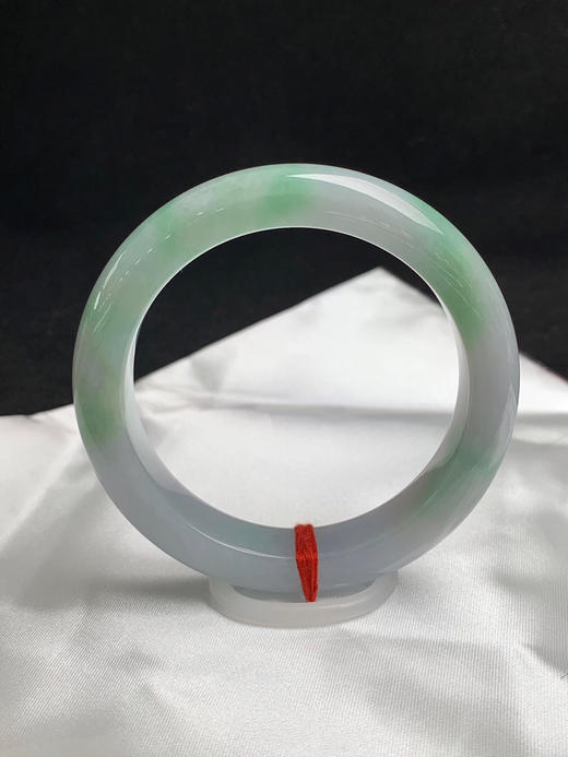 620588，56.5圈口，飘绿正圈平安镯，细糯有水，飘色多，底子细腻 商品图0