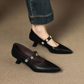 【预售5天】柔软羊皮尖头猫跟单鞋女法式复古花朵浅口玛丽珍鞋一字扣高跟鞋JLY&18-736