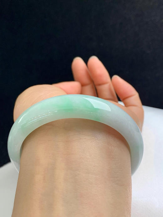 620587，59圈口，细糯飘绿正圈平安镯，白底飘绿，细腻有水头 商品图4