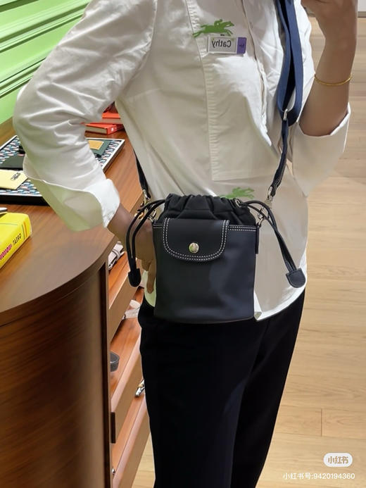 722-2  渠道货 炒鸡火爆的 龙虾水桶包 商品图1