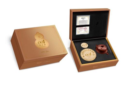 澜沧古茶001万千紫砂壶礼盒套组（2008年老料新作景迈001生茶小饼120g+2025年老料新作景迈001鉴赏装7g+朱泥葫芦紫砂壶200cc） 商品图0