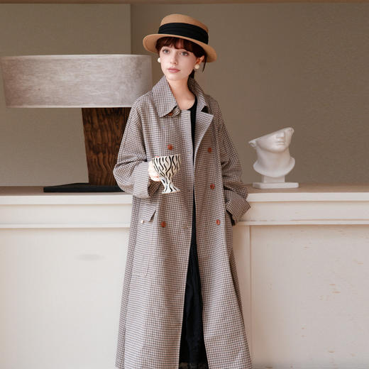 谜底细格纹风衣女士2025春新款复古翻领宽松双排扣外套257ME7301 商品图1