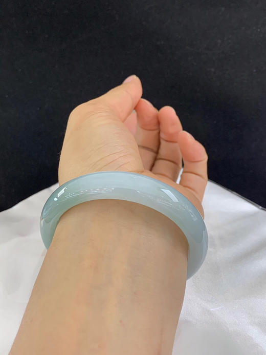 620583，56.5圈口，糯化油青半山半水正圈平安镯，底子非常胶润，种水好 商品图5