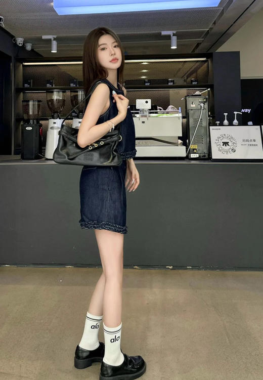 缪缪 手提包黑色石楠木两色大小号可选（LZ） 商品图5