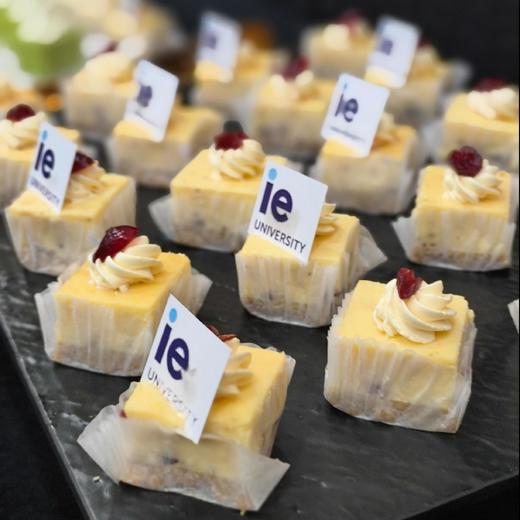 【甜久荟】欧式冷餐会/茶歇 适合餐点时间的冷餐会/茶歇 5种咸点（含纯肉拼盘） 3种甜点 水果和品牌软饮 适合30人起的活动 含配送上门摆台道具和现场服务 提前一周预定 急单请询客服 价格限上海含郊区 商品图9