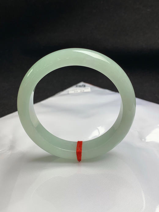 620593，54.8圈口，细糯化葡萄肉正圈平安镯，清爽晴绿底色，水润干净 商品图3
