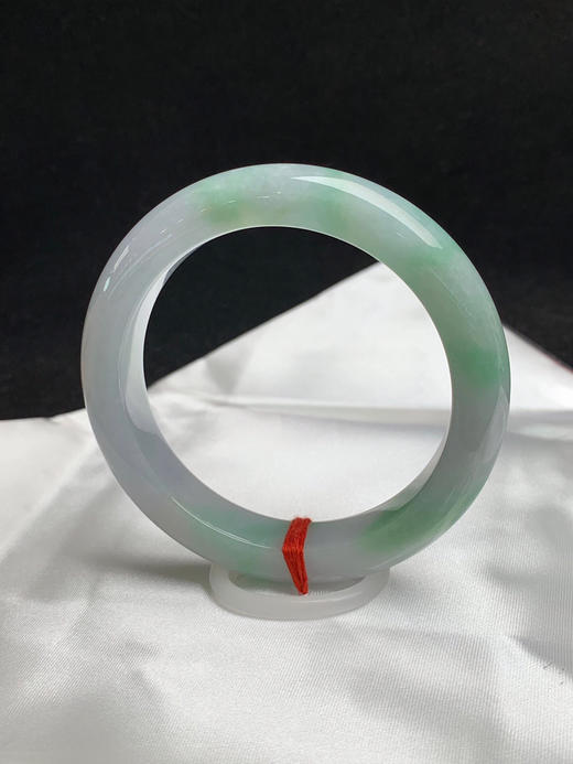 620588，56.5圈口，飘绿正圈平安镯，细糯有水，飘色多，底子细腻 商品图2