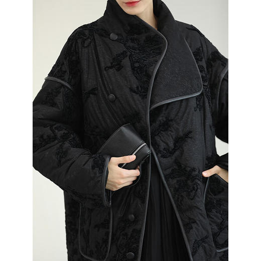 COCOBELLA国风丝绒盘花绣轻型棉服秋冬不对称翻领外套MF3023 商品图1