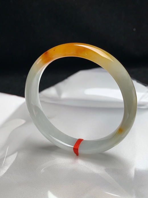 620591，54.6圈口，糯化飘黄翡正圈平安镯，黄翡部位底子化冰，种水好，窄条秀气条形 商品图2